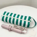 Grande astuccio da viaggio a righe bianche e verdi con un ferro arricciacapelli rosa - A Righe Bianco Verde