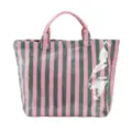 Vista frontal de un bolso tote grande de PVC con llamativas rayas rosas y verdes - Rayas verdes y rosas