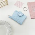 Detaillierte Draufsicht einer hellblauen gefalteten Mini-Geldbörse mit Druckknopf - Blau
