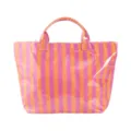 Primer plano del bolso tote de PVC con rayas rosas y naranjas, acabado brillante - Rayas Naranja Rosa