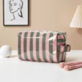 Detalle de un neceser de maquillaje a rayas rosa y verde con acabado brillante grande - Rayas Finas Verdes Y Rosas