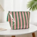 Vue détaillée de la trousse à maquillage en PVC rayé rose et vert avec glands décor - Rayures Fines Vert Et Rose