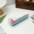 Primer plano de un estuche de peluche tipo rollo suizo con estrellas azules. - Azul