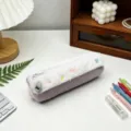 Estuche de peluche grande estilo brazo de gitano con bordado colorido en escritorio - Púrpura