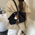 Minimalistische schwarze Shopper-Tasche aus Wildlederimitat mit Bärenanhänger und Quasten - Mit Anhänger / Schwarz