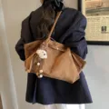 Elegante braune Wildleder-Tragetasche mit süßem Pudel-Anhänger für den stilvollen Alltag - Mit Anhänger / Braun