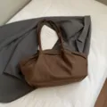 Minimalistische braune Tragetasche aus Wildleder für Damen, ideal für den Alltag - Einzelne Tasche / Kaffeebraun