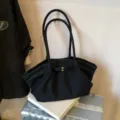 Minimalistische schwarze Wildleder-Einkaufstasche mit schmalen Trägern und Goldschnalle - Einzelne Tasche / Schwarz