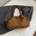Minimalistische braune Tragetasche aus Wildleder im lässigen Chic-Pendler-Stil - Einzelne Tasche / Braun