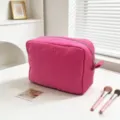 Vista detallada de la textura de gofre rosa brillante en un gran neceser de viaje - Rosa rojo