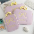 Vista de las fundas lavanda para tablet con lazos bordados amarillos y texto - Rosa