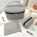 Ensemble de trois trousses de maquillage à rayures noires et blanches avec cosmétiques - Noir