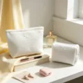 Primer plano de la textura de gofre blanco y el lazo detalle en el neceser de viaje - Bolso de mano / 20x18x5.5cm / Blanco