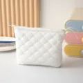 Detalle de neceser blanco acolchado con diseño de diamantes y cierre de cremallera - Bolso de Mano (18.5*17*5cm) / Blanco