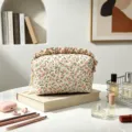Detailansicht einer gesteppten Kosmetiktasche mit Blumenmuster, Rüschen und Baumwolle. - Rosa Blumig / Groß 16x9x9cm