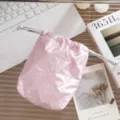 Vista detallada de una bolsa de cordón de PU rosa brillante con elegantes motivos de mariposa - Patrón de Lazo / Rosa