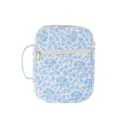 Vista frontal de la bolsa acolchada para libros con una elegante cremallera dorada - 29*8*22.5cm / Base Blanca Orquídea Azul