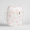 Detalle de una bolsa de libros acolchada blanca con lazos rosas y cremallera dorada - 29*8*22.5cm / Fondo Blanco Lazo Rosa