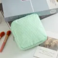 Detalle del neceser de seersucker a rayas verdes con una cremallera plateada metálica - Verde