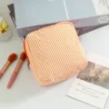 Detalle de bolsa de cosméticos de seersucker a rayas naranjas y blancas con cremallera - Naranja