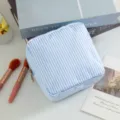 Elegante neceser de viaje de seersucker a rayas azules y blancas para cosméticos - Azul claro