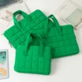 Dettaglio di tre diverse dimensioni di custodie per laptop trapuntate verdi con manici e cerniere - 11" / Verde