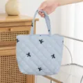Bolsa de cosméticos acolchada azul claro con bordado negro detallado y elegante - Tamaño: 27*10*18.cm / Tela Azul con Lazo Bordado