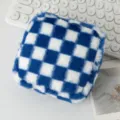 Dettaglio ravvicinato della morbida borsa per trucchi in peluche a scacchi blu e bianca - 12.5*5*12.5cm / Quadri blu e bianchi