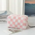 Weiche rosa-weiße Plüsch-Schachbrett-Tasche mit flauschiger Textur auf dem Tisch. - 16*9*9cm / Rosa Kariert
