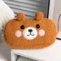 Vista detallada de un lindo estuche de oso de peluche marrón con suave textura de tela - Oso Regordete (Estuche de Lápices Muñeca)