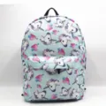 Vista detallada de una mochila azul claro con bonitos estampados de unicornios y corazones. - Unicornio de Corazón