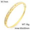 Gouden roestvrijstalen geplaveide strass geometrische manchetarmband met veilige sluiting. - Vierkante Strass Geometrische Stijl / 7mm Breedte
