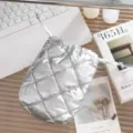 Elegante bolsa con cordón de PU acolchada en plata brillante para cosméticos y labiales - Diamond Lattice Pattern / Plateado