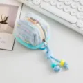 Detalle de la funda de tweed azul para auriculares con cremallera y cordón de cuentas - Azul