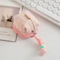 Primer plano de monedero de tweed rosa y funda para auriculares con abalorio - Rosa