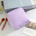 Neceser cuadrado de seersucker a rayas moradas y blancas para maquillaje y viajes - Púrpura