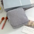 Bolsa de cosméticos de seersucker a rayas con cremallera para viajes y diario - Negro y Blanco