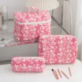Dreiteiliges Set gesteppter Kosmetiktaschen mit Blumenmuster für Reise und Aufbewahrung. - Aufbewahrungstasche für Damenbinden / Rote und Gelbe Kleine Blumen