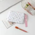 Neceser acolchado con patrón de cerezas y correa trenzada rosa en escritorio blanco - Blanco con Cerezas