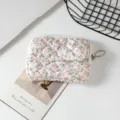 Vista detallada de una mini bolsa de almacenamiento acolchada con flores para auriculares - 12*1.5*9cm / Rosa Floral