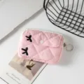 Vista detallada de una mini bolsa acolchada rosa con bordados de lazos negros decorativos - 12*1.5*9cm / Lazo bordado rosa