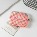 Vista detallada de una mini bolsa acolchada de cuadros rojos y blancos para auriculares - 12*1.5*9cm / Cuadros Rojos con Lazo