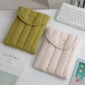 Primer plano de fundas acolchadas para tabletas en oliva y beige sobre un escritorio - 15 Pulgadas / Beige