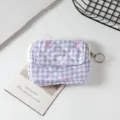 Detalle de mini bolsa acolchada de cuadros morados con botón a presión - 12*1.5*9cm / Cuadros Morados con Lazo