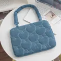 Detail einer blauen Denim-Laptoptasche mit weißem Apfelmuster und weichem Griff. - 13 Zoll / Denim Apfel