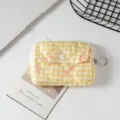 Detalle de mini estuche de cuadros amarillos con lazos rosas y tirador de aro - 12*1.5*9cm / Cuadros Amarillos con Lazo
