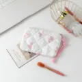 Neceser acolchado blanco con estampados de lazos rosas y brochas de maquillaje - Blanco con lazo rosa