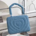 Detailansicht einer blauen Denim-Laptoptasche mit weißer Herzstickerei auf der Vorderseite - 13 Zoll / Denim Herz