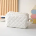 Primer plano detallado de un neceser blanco acolchado con diseño de rombos. - Bolso de Mano (24*11*15cm) / Blanco