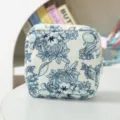 Kleine vierkante ribfluwelen cosmetische tas met blauwe bloemenprint en handige ritssluiting. - Marineblauwe Bloem